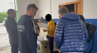 Pesaro - Egiziani pagati 3 euro all’ora e con turni di 12 ore, sequestrato autolavaggio